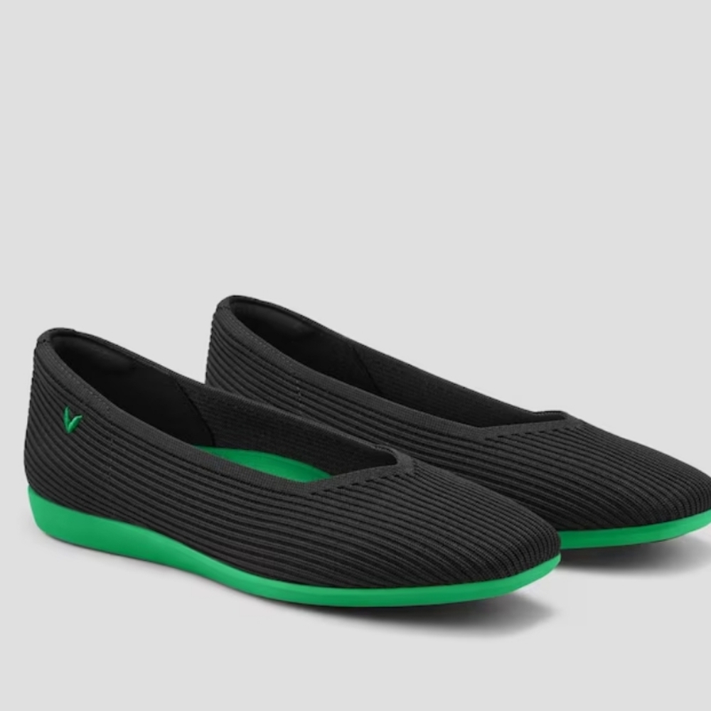 Lightweight Square-Toe V-Cut Flats (Margot Walker)